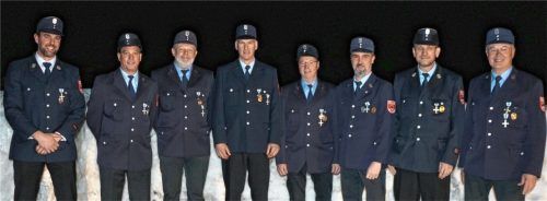 Kommandant Stefan Singhartinger, Jörg Diehl, Manfred Fuchs, Sebastian Pfaffinger, Josef Hamberger, Thomas Parigger, Karl Pletzenauer und Peter Bauer (von links) erhielten das Feuerwehrehrenzeichen des Freistaats Bayern. Foto Rehberg
