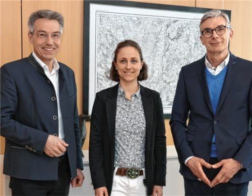 Landrat Otto Lederer begrüßte mit Dr. Wolfgang Hierl (rechts), Leiter des Rosenheimer Gesundheitsamts, die neue Leiterin der Gesundheitsregion plus, Katrin Posch, im Landratsamt. Foto Landratsamt Rosenheim