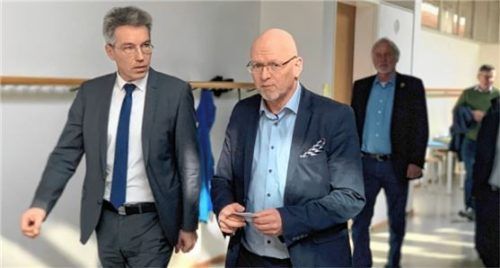 Landrat Otto Lederer (links) wurde von Dr. Armin Stadler, dem Schulleiter des Inntal-Gymnasiums, durch die Schule geführt. Foto  Landratsamt Rosenheim