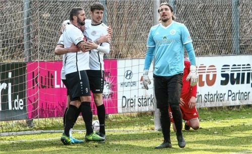 Landsbergs Spielertrainer Sascha Mölders (links) hat zum 1:1 getroffen. Sechziger-Torhüter David Daroczi ist konsterniert. Foto Oliver Rabuser