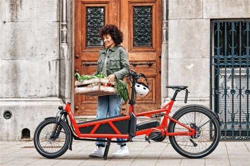 Lastenräder gehören in vielen Städten zum Alltagsbild. Mit elektrischer Unterstützung ermöglichen E-Cargobikes den bequemen Transport zum Beispiel von Wocheneinkäufen. Foto djd/Bosch
