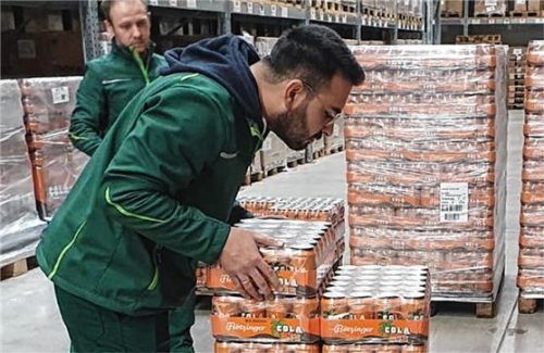 Logistikfachkräfte der BTK packen die Cola-Mix-Dosen der Flötzinger Brauerei auf Viertel-Chep-Paletten.Foto BTK