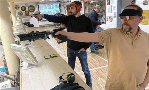 Markus Grundsteiner (hinten) von Almenrausch Rosenheim mit seiner Luftpistole „LP10“ der Marke Steyr.Foto re