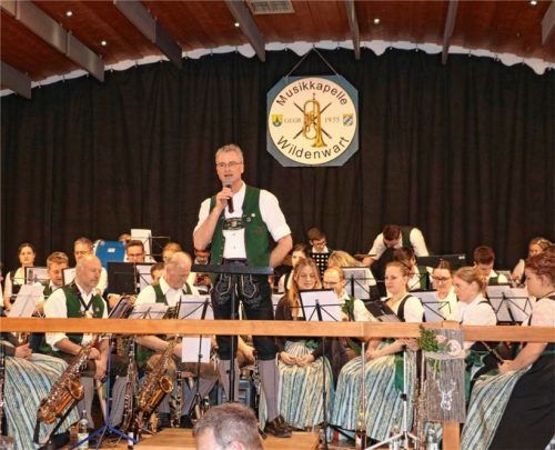 Martina Huber und Georg Aicher (Bildmitte) führten geschickt und unaufdringlich durch das gut zusammengestellte Programm.Fotos  Rehberg