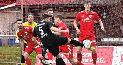 Mehrere Erlbacher Schussversuche, hier von Christoph Obermeier, wurden von der Rosenheimer Defensive abgeblockt.Foto Hans-Jürgen Ziegler