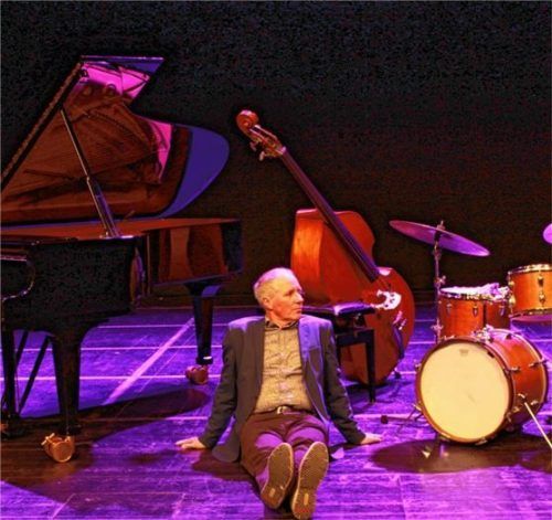 Michael Keul mit den Trio-Instrumenten Klavier, Bass und Schlagzeug. Foto Amrei Keul