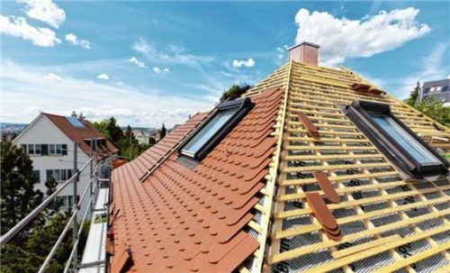 Mit dem Gebäudeenergiegesetz wachsen 2023 auch die Anforderungen an eine energiesparende Dachdämmung. Foto DJD/Paul Bauder/Getty Images/Brand X