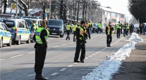 Mit einem Großaufgebot sperrte die Polizei das Gelände weiträumig ab. Foto Lamminger
