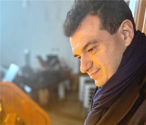 Mit Ernst und Munterkeit spielt Paolo Oreni die Hedwigs-Orgel. Foto janka