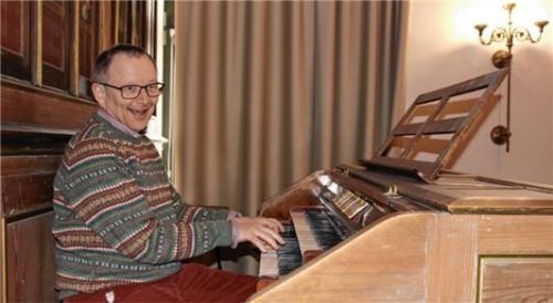 Musiklehrer Martin Gutensohn an der über 100 Jahre alten Orgel.