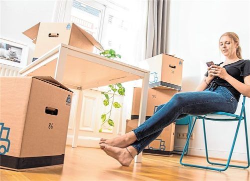 Nach dem Umzug erst einmal die Finanzen checken: Denn neben den Kosten für Leihauto, Umzugshelfer und Co. belasten auch Kautionszahlungen das Konto mitunter enorm. Foto Christin Klose/dpa