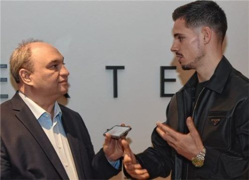 Nationalspieler Julian Weigl im Gespräch mit OVB-Sportredakteur Thomas Neumeier.Foto Franz Ruprecht
