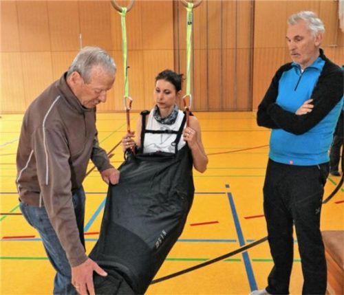 Ob das Gurtzeug von Jana Kalaß richtig eingestellt ist, prüfen Bergdohlen-Vorsitzender Reinhold Speidel (links) und Herbert Leichter. Foto Schröder