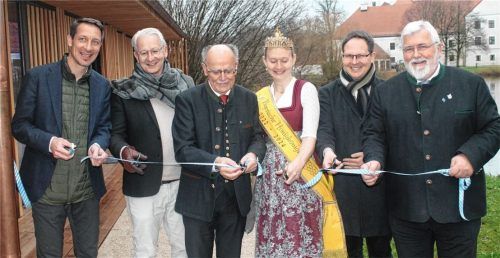 Offizieller Start des neuen Fachzentrums „Fisch und Biene“ mit (von links) Dr. Bernhard Gum, Fischereifachberater des Bezirks Oberbayern, Gerald Schölzel, Leiter Kloster Seeon, Bezirkstagspräsident Josef Mederer, der Bayerischen Honigkönigin Victoria Seeburger, Dr. Hannes Beims, Imkereifachberater des Bezirks Oberbayern, und Sebastian Friesinger, Bezirksrat und Berichterstatter für Fischerei und Imkerei im Bezirkstag. Fotos  Rasch