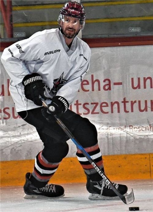 Olympia-Halbfinalist Christopher Kas mit Puck am Schläger und den Blick nach vorne gerichtet.Foto Hans-Jürgen Ziegler