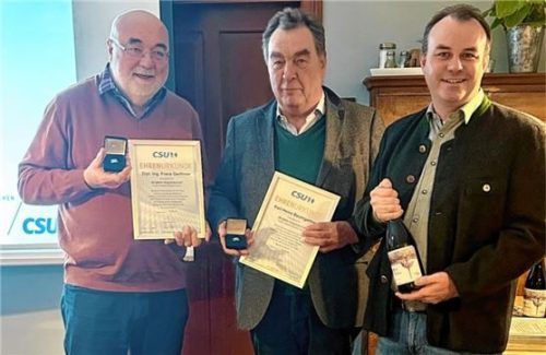 Ortsvorsitzender Florian Gerthner (rechts) ehrte für 50 Jahre Mitgliedschaft in der Christlich-Sozialen Union Karl-Heinz Baumgartner (Mitte) und Franz Gerthner (links). Foto re