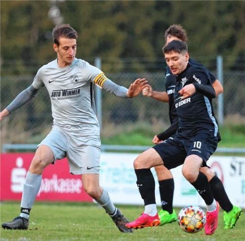 Peterskirchens Markus Schauberger (links) und der Rosenheimer Edon Xhelili im Duell. Die Begegnung zwischen Aufsteiger und Absteiger endete 1:1.Foto Christian Butzhammer