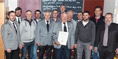 Pittenharter Kameraden bei der Ehrung: (von links) Vorsitzender Reinhard Schreiner, Stellvertreter Georg Dumper, Peter Kraus, Sebastian Emmerer junior, Sebastian Stöcklhuber, Johann Berger, Hans Haier, Ehrenmitglied Alois Losbichler, Bartholomäus Eder, Siegfried Hintermayr, Siegfried Obermaier, Kassier Stefan Schreiner und Zweiter Gauvorsitzender Anton Linner. Foto re