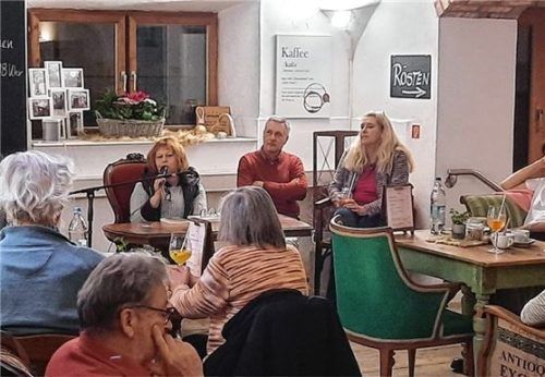 Präsentieren Auszüge aus ihren Büchern: (von links) IlonaPicha-Höberth, Peter Brand und Monika Nebl.Foto re