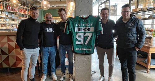 Präsentieren Mike Glemsers Trikot: (von links) der ehemalige Profi-Fußballer Benjamin Lauth, Gastronom Giuseppe Tedesco, Starbulls-Kapitän Dominik Daxlberger, Darwin Kuhn, Marketing-Leiter der Starbulls, und Starbulls-Geschäftsführer Daniel Bucheli. Foto  Trautmann