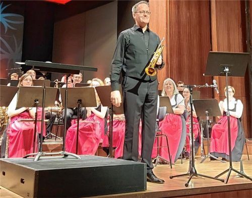 Professor Peter Mönkediek erspielte sich gemeinsam mit dem Blasorchester der Stadtkapelle lauten Applaus des Publikums.Foto weidinger