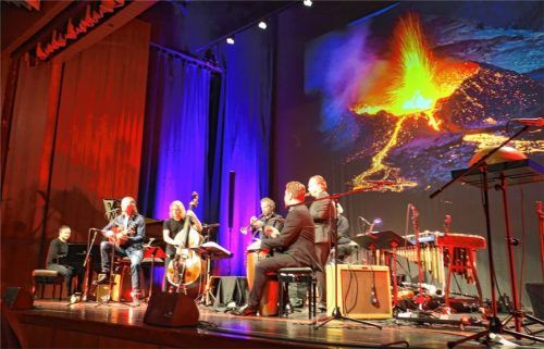 Quadro Nuevo und Gäste heizten dem Publikum zum Auftakt der neuen Lokschuppenausstellung vulkanisch ein. Foto friedriich