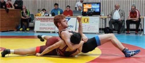 Quirin Oppenrieder (rechts) wurde zum wiederholten Male Bezirksmeister im Ringen.Foto Hanses
