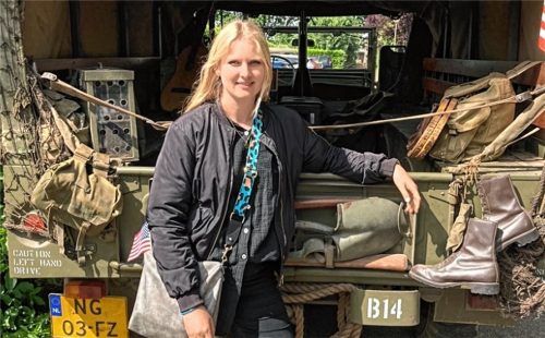 Raphaela Höfner auf Recherche-Reise in den Niederlanden. Für ihre Romanreihe und ihren Podcast spricht Höfner mit Zeitzeugen des Zweiten Weltkriegs aus der ganzen Welt. Foto privat