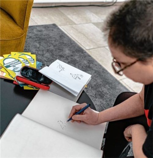 Rebecka Lagercrantz war die Illustratorin für das Kinderbuch ihrer Mutter Rose. Hier zeichnet sie einen Eintrag für das Gästebuch der Ausstellung.