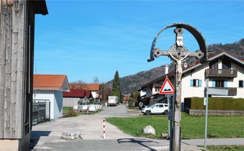 Schlechte Straße: Blick auf die Blumenstraße von der Rosenheimer Straße (S2093) her. Foto Rehberg