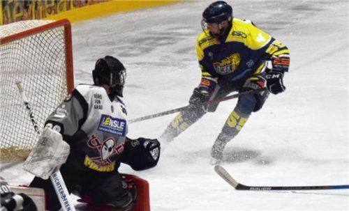 Sebastian Mair verwertet einen Traumpass von Tobias Jakob. Die beiden „Neuzugänge“ aus der „OansBee“ sorgten in der elften Minute für die 2:0-Führung. Foto  Paolo del Grosso