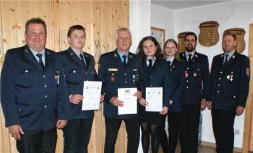 Seine Glückwünsche sprach (von links) der Vorsitzende Ludwig Lax Maxi Stein, dem Geehrten Rainer Tippl sowie Katharina Schweinsteiger und Jana Breu aus. Auch die Kommandanten Thomas Fischer und Franz Weber gratulierten. Foto re
