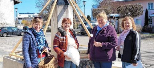 Sie nehmen schon einmal den Rathausbrunnen ins Visier: (von links) Stephanie Riedl, Vorsitzende Christliche Frauenbewegung, Seniorenbeauftragte Marianne Schönhuber, Maria Estner, Christliche Frauenbewegung, und Maria Fischer, Vorsitzende des Gartenbauvereins. Foto re