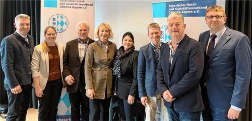 Sie trafen sich zur Jahresversammlung in Rosenheim: (von links) Landrat Otto Lederer, Viktoria Zunterer, Wirtschaftsjuristin Dehoga Bayern, der Erste Stellvertreter der Kreisstelle Rosenheim, Rudi Zellner, die Rosenheimer Dehoga-Kreisvorsitzende Theresa Albrecht vom Hotel zur Post in Rohrdorf, Schriftführerin Regina Huber vom Gasthof Großer Wirt in Bruckmühl, Zweiter Stellvertreter Rainer Lechner vom Aschbacher Hof in Aschbach, Kassier Johann Bäuerle und Thomas Quiram, Regionalgeschäftsführer Oberbayern.Foto re