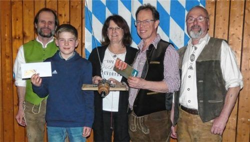 Siegerehrung Taubenschießen (von links): Schreiber Ingo Fiebiger, Tobias Bauer, Elsa Kern, Manfred Holzner und Anzeiger Jakob Kern. Foto huber