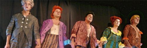 Sogar beim Verbeugen geraten die Figuren in groteske Schieflage: (von links) Maximilian Weidinger, Tobi Huber, Christian Swoboda, Sonja Rupp und Gerd Meiser.Foto janka