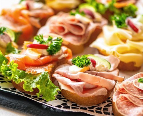 Soll ein Wurstbrot wirklich Sünde sein? Fleisch und fleischhaltige Gerichte werden mehr und mehr aus der Schulverpflegung verdrängt. Landesbäuerin Singer appelliert daran, den Menschen beim Essen die freie Wahl zu lassen. Wichtig sei es, auf ausgewogene, vielfältige Ernährung zu achten – mit Lebensmitteln aus möglichst regionaler Produktion. Foto adobe stock/Sonja Birkelbach