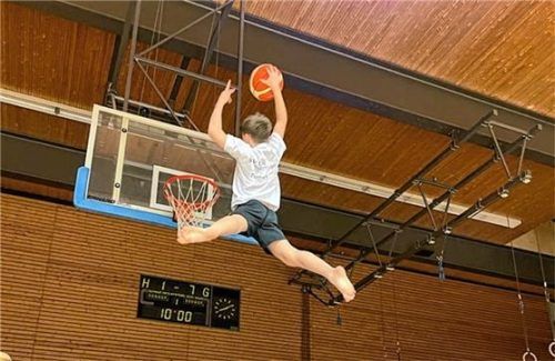 Springen und Basketball verbanden sich akrobatisch bei einer Sprungnummer am Minitrampolin.