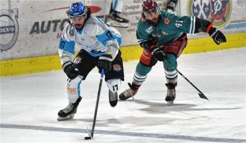 Starbulls gegen die Leipzig Icefighters in der Vorbereitung auf die Saison 2021/2022. Das Spiel fand in Miesbach statt und Leipzig siegte mit 3:1. Das Duell der beiden Deutsch-Kanadier Michael Burns (vorne) gegen den Brad Snetsinger gibt es ab Freitag sicher nicht, weil Snetsinger sich weiter in der Aufbauphase befindet. Foto Hans-Jürgen Ziegler