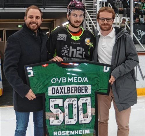 Starbulls-Kapitän Dominik Daxlberger wurde beim Leipzig-Heimspiel von den Vorständen Marcus Thaller (links) und Christian Hötzendorfer für 500 Partien im Rosenheimer Dress geehrt.Foto Franz Ruprecht