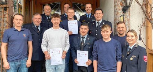 Stolze Feuerwehrler: (vorne von links) Jugendwart Christoph Hasenauer, Maxi Fröhler, Christian Gnerlich, Sebastian Anzinger, die Jugendwarte Max Pfannkuchen und Sophia Knabl sowie (mittlere Reihe, von links) Vorsitzender Hans Weiß, Julian Späth und Kommandant Wolfgang Stangl und (hinten von links) Zweiter Bürgermeister Konrad Aicher, Kreisbrandmeister Manfred Gierlinger und Kreisbrandrat Richard Schrank. Foto re