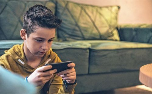 Stundenlanges Sitzen an Smartphone, Tablet und Co. verursacht häufig den berüchtigten Handynacken. Foto DJD/Homöopathisches Laboratorium/iStockphoto