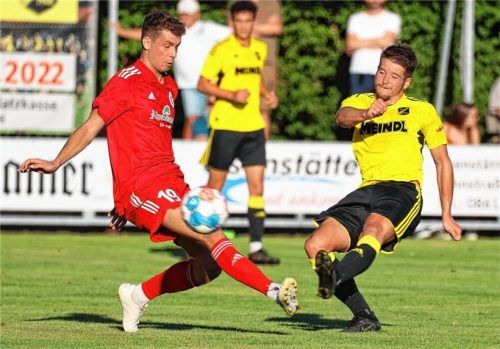 Szene aus dem Hinspiel vom August vergangenen Jahres: Rosenheims Adel Merdan (links) und Kirchanschörings Manuel Sternhuber.Foto Christian Butzhammer