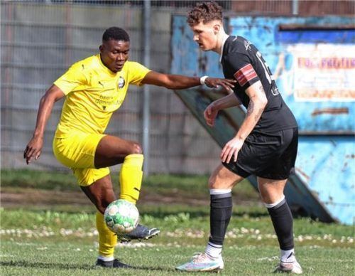 Tögings Endurance Ighagbon (links) ist vor Kastls Pascal Linhart am Ball.Foto Christian Butzhammer