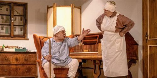 Toni Wufka und Anna Hausstetter (von links) überzeugen als „der Kranke“ und seine Hausmagd. Foto thomae