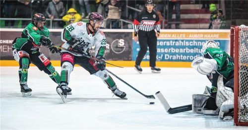 Torschütze beim 6:2-Sieg in Höchstadt: Dominik Kolb, der hier noch am jungen Zimmermann scheiterte. Foto Andreas Klupp