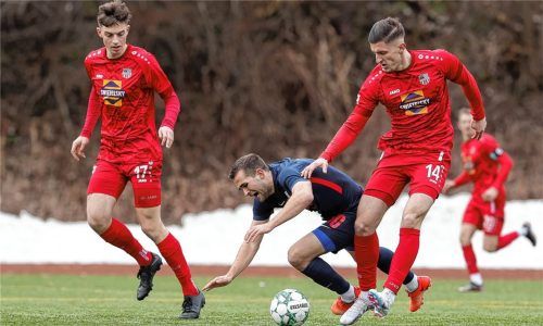 Traunsteins Gentian Vokri bringt Maximilian Gürtler zu Fall, links Hannes Kraus.Foto Hans Weitz