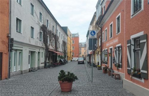 Trotz Verbots fuhren am Montagmittag immer wieder ein paar Autos durch die Weinstraße. Foto Stöppler
