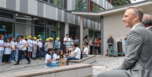 Über Monate liefen die Bauarbeiten und der Schulbetrieb an der Diesel-Grundschule parallel. Bei der Einweihung freute sich Schulleiterin Annette Gibis (am Rednerpult), dass alles rechtzeitig zum neuen Schuljahr fertig war. Jetzt lagen dem Haupt- und Finanzausschuss die Kosten vor. Foto Lohmann