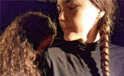 Umschiffen auf der Bühne alle Kitschklippen: Giulia Fuchs (Isabelle/links) und Laura Kupzog (Therese). Foto Regie-als-Faktor